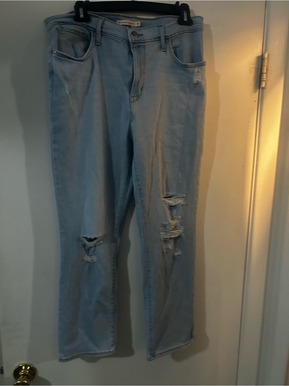 Woman levi’s jeans crop style